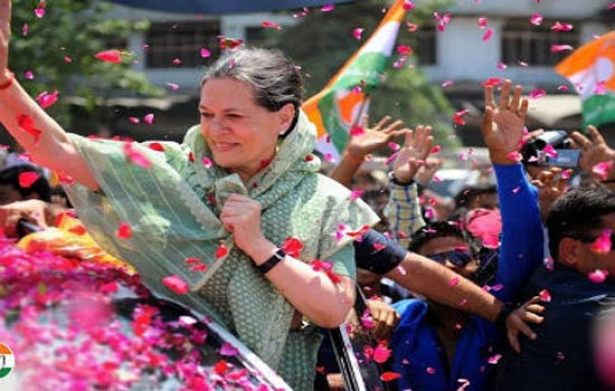 Sonia Gandhi arrived Varanasi to rousing welcome