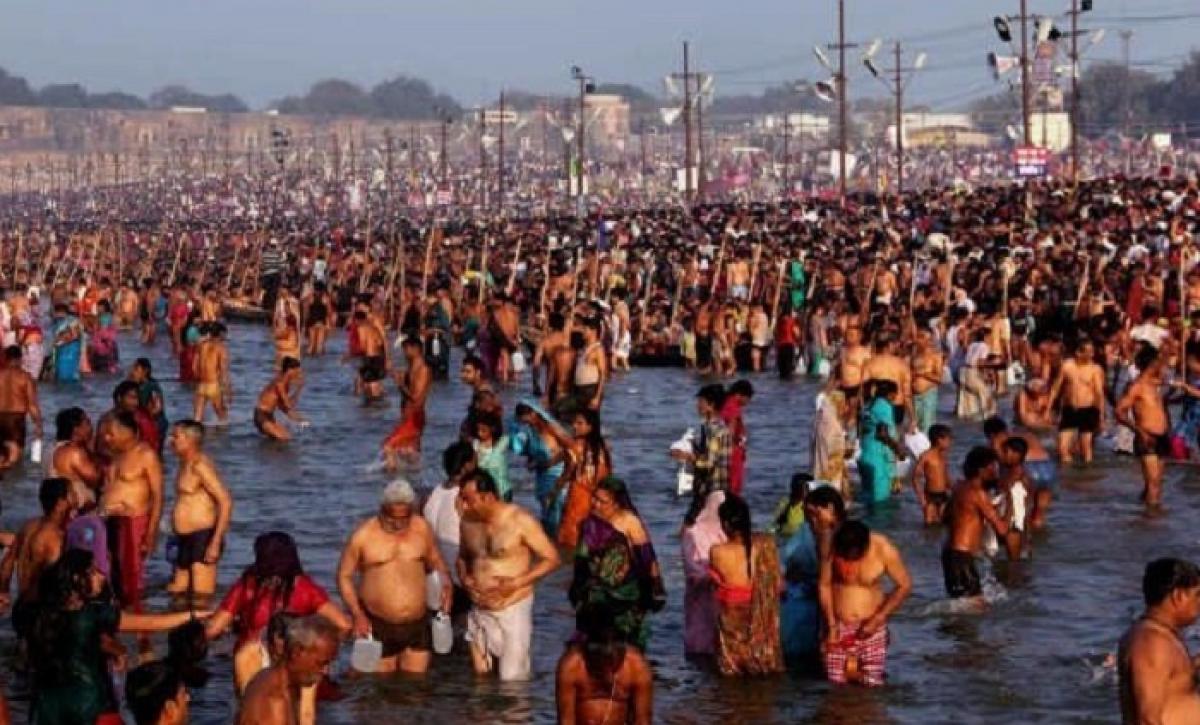 Undettered by the Pushkaralu stampede, devotees rush to Kovvur, Basar ghats