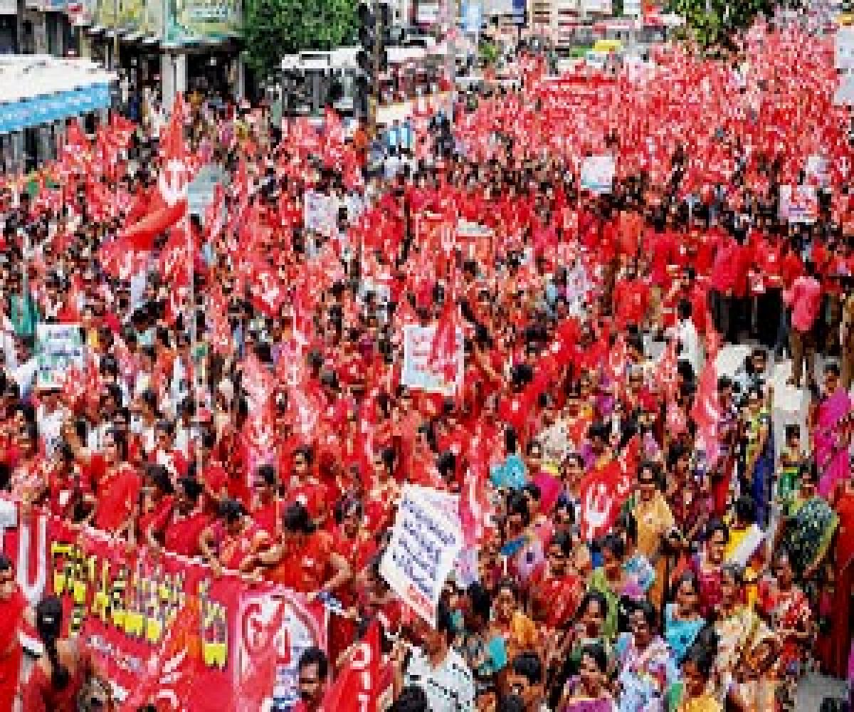 Thousands take part in CITU rally