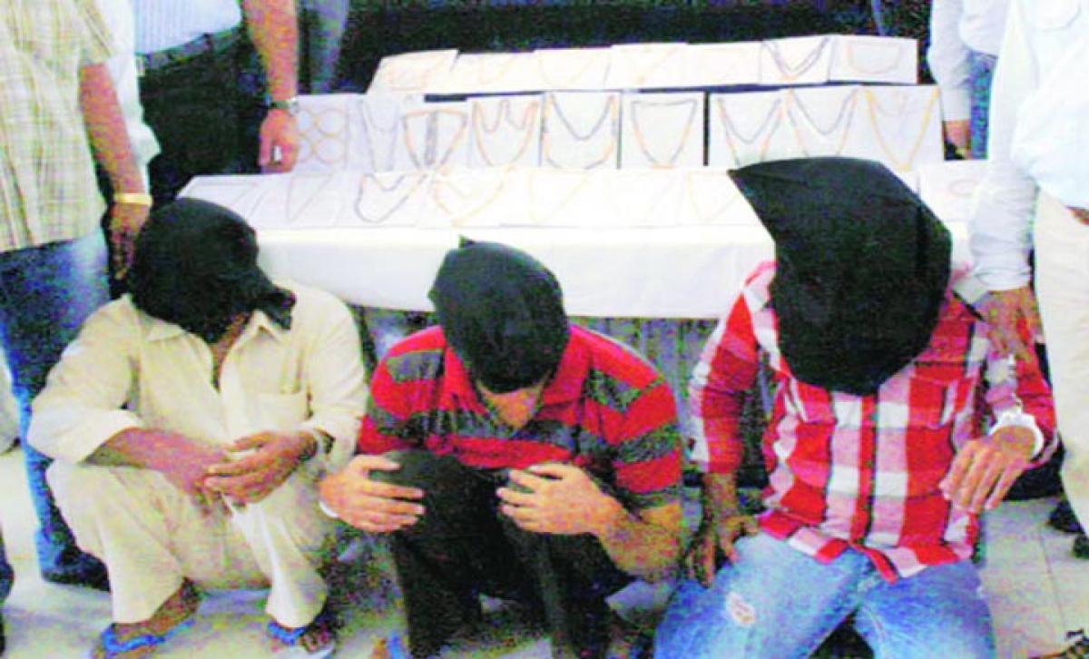 3 chain snatchers held