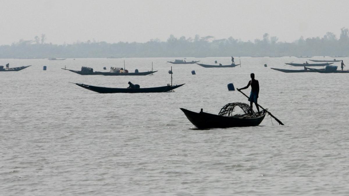 Indian fishermen rescue Pakistan captors from drowning after boats capsize off Gujarat coast