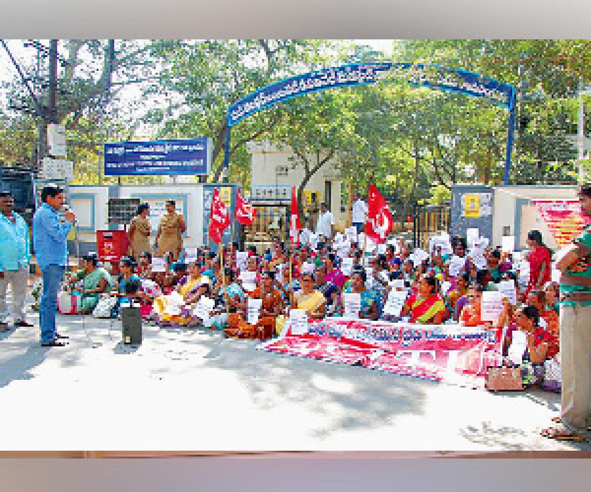 Anganwadi staff besiege sub-collectorate