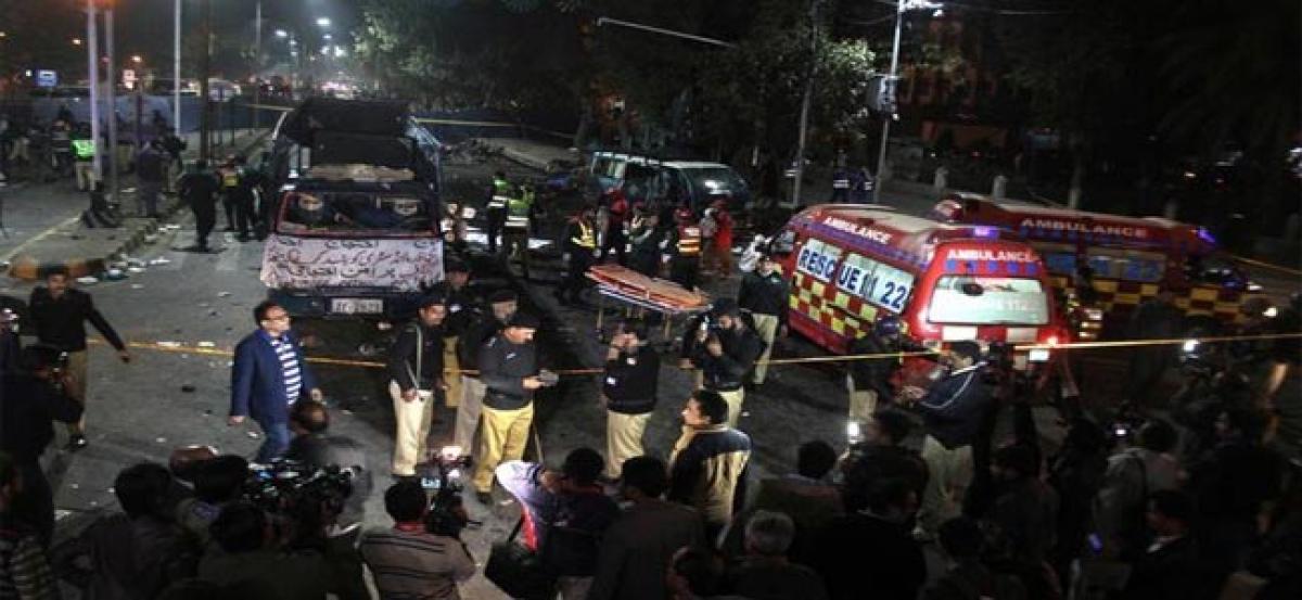 16 dead as blast hits Lahore protesters