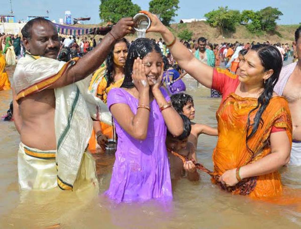 Two lakh devotees throng Pushkar ghats