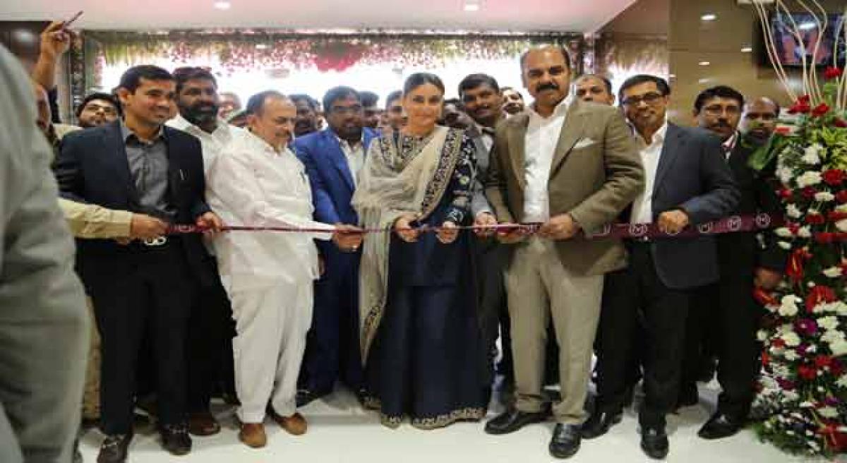 Kareena Kapoor launches Malabar Gold showroom