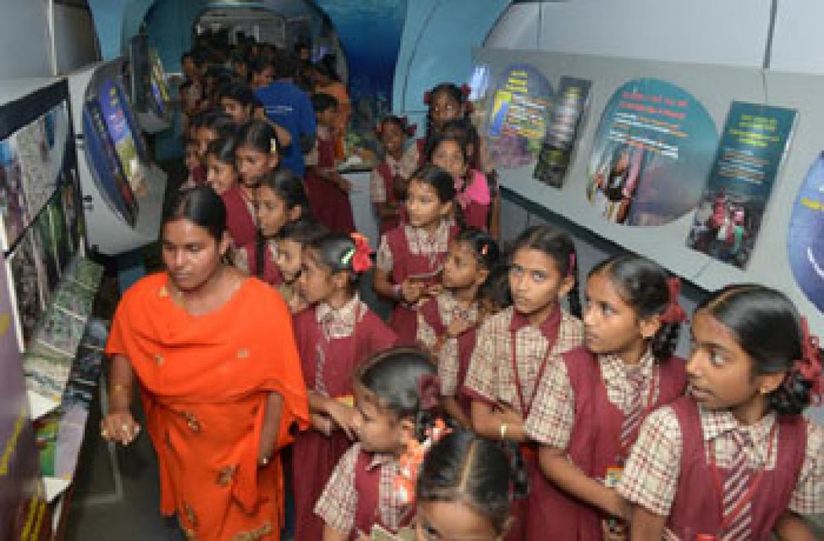 Students throng Science Express