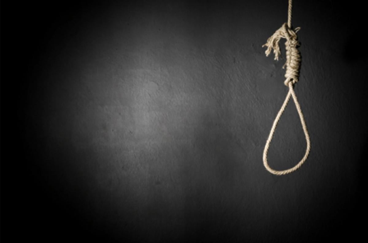 Unable to deal with financial crisis, couple commit suicide