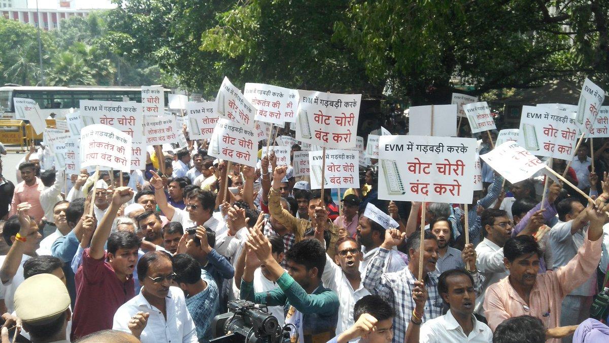 AAP protests outside EC over EVM tampering