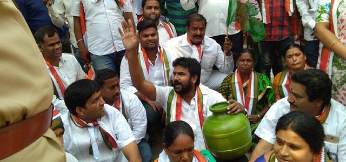 Congress protests water shortage in Cantonment