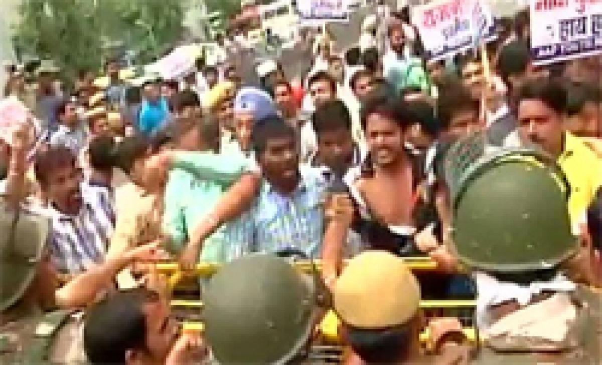 19-yr-olds stabbing case: AAP holds protest against Delhi police