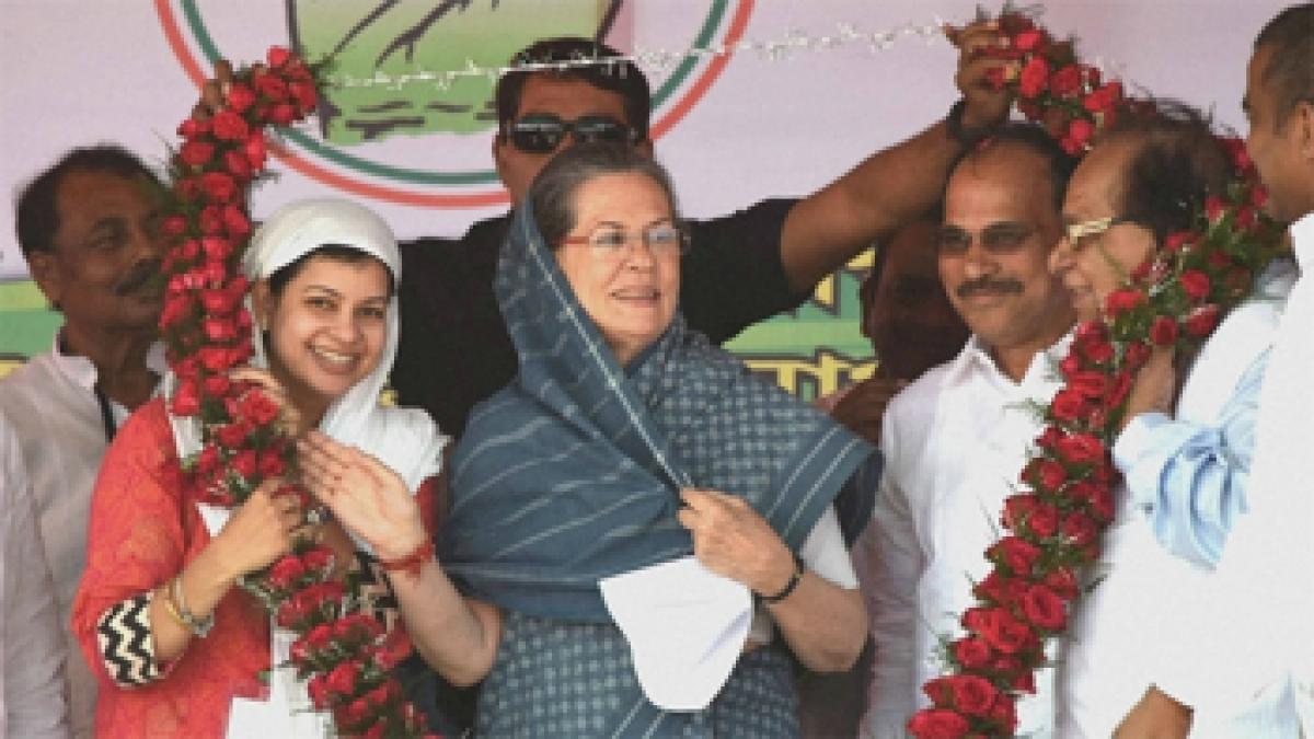 WB Elections 2016: Mamata, Modi two sides of the same coin, says Sonia; TMC hits back