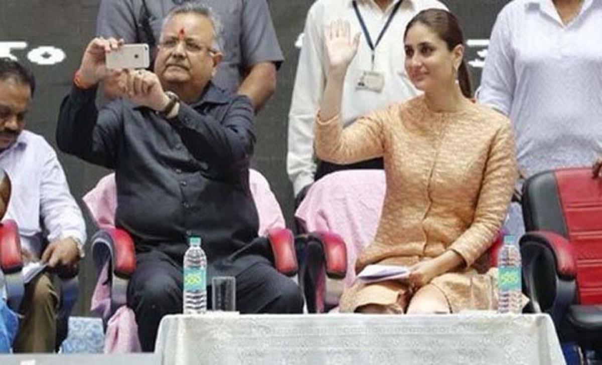 Chhattisgarh CM Raman Singhs selfie with Kareena Kapoor draws Congress flak