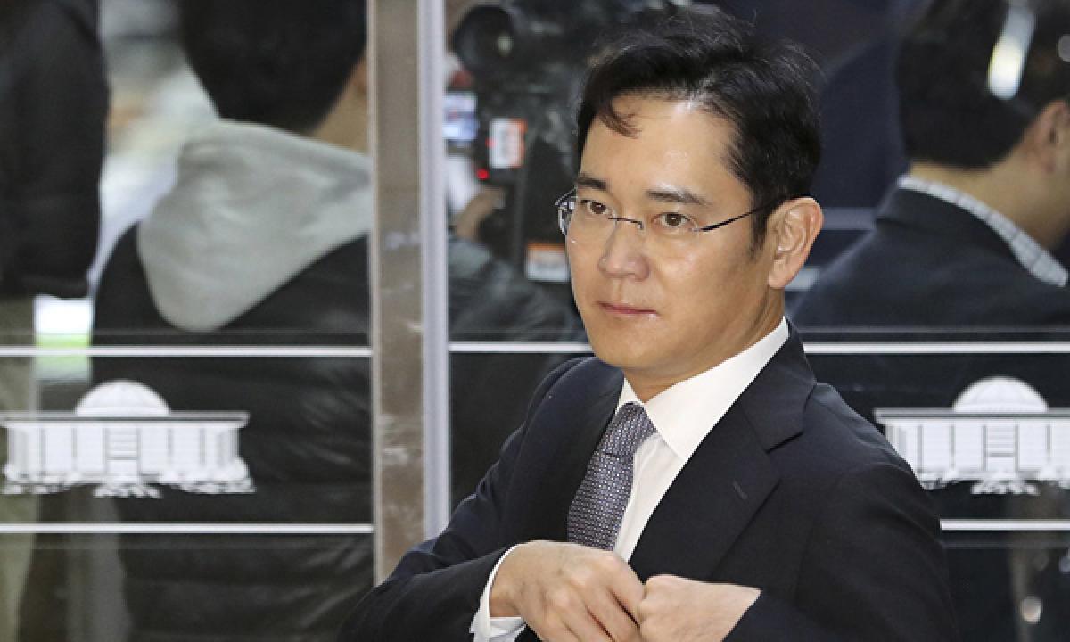 South Korean prosecutor requests for arrest warrant for Samsung heir in corruption probe