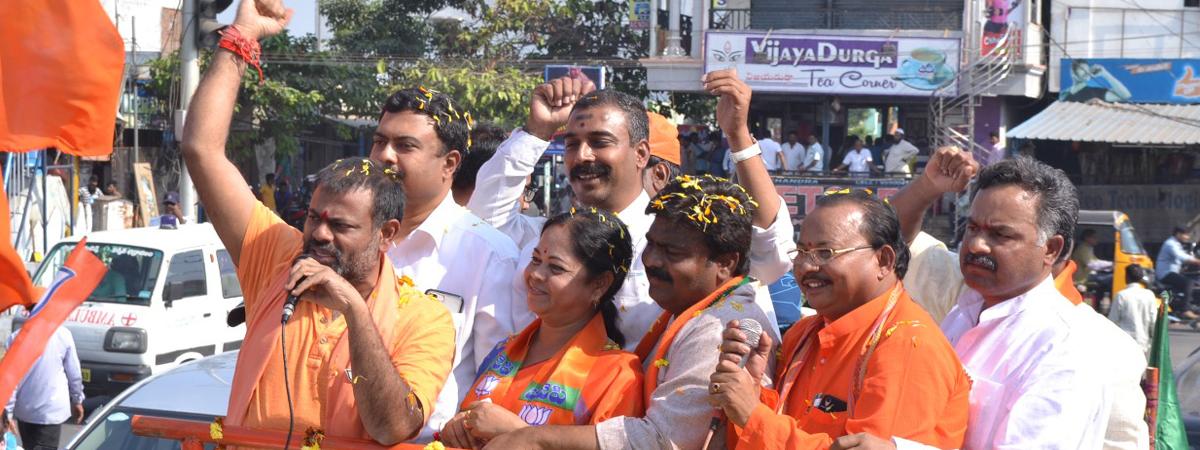 Bandaru Dattatreya, Paripoornananda campaign for BJP candidates