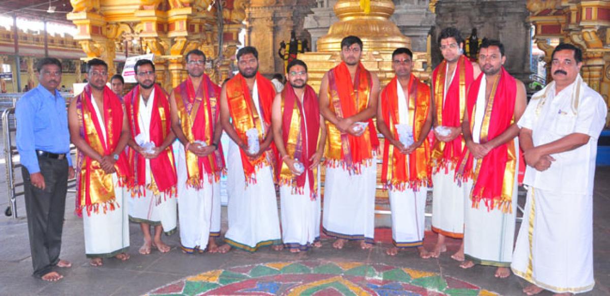 Trainee babus visit Lord Rama temple
