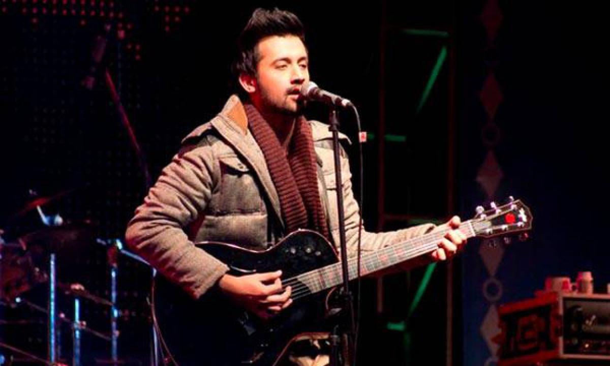 Singer Atif Aslam stops his concert to rescue a girl