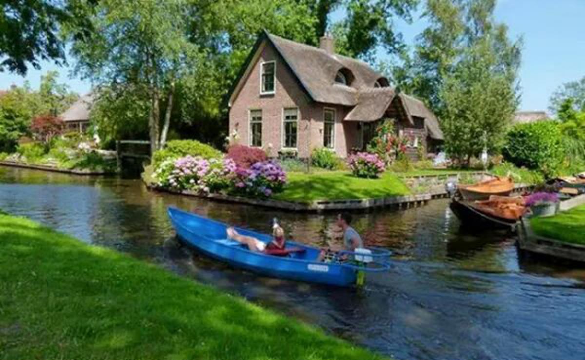 Dont miss: This Village In Giethoorn, Netherlands Has No Roads!