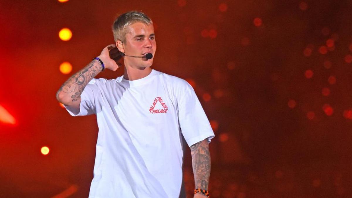 Justin Bieber lip-syncs at debut India concert, fans furious