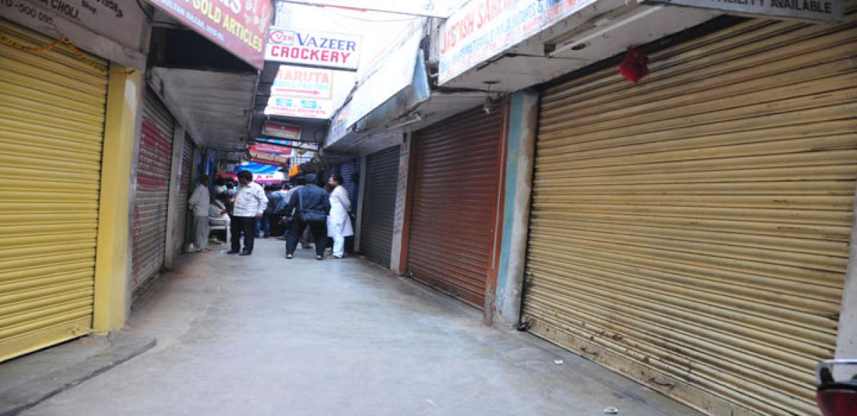 Sultan Bazaar traders observe shutdown