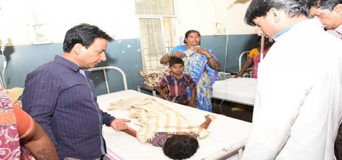 Nalgonda Collector pays surprise visit to district hospital