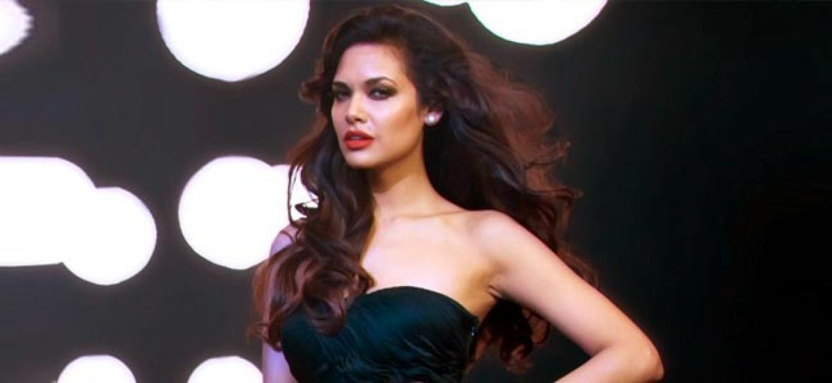 Vulnerability is a womans strength: Esha Gupta