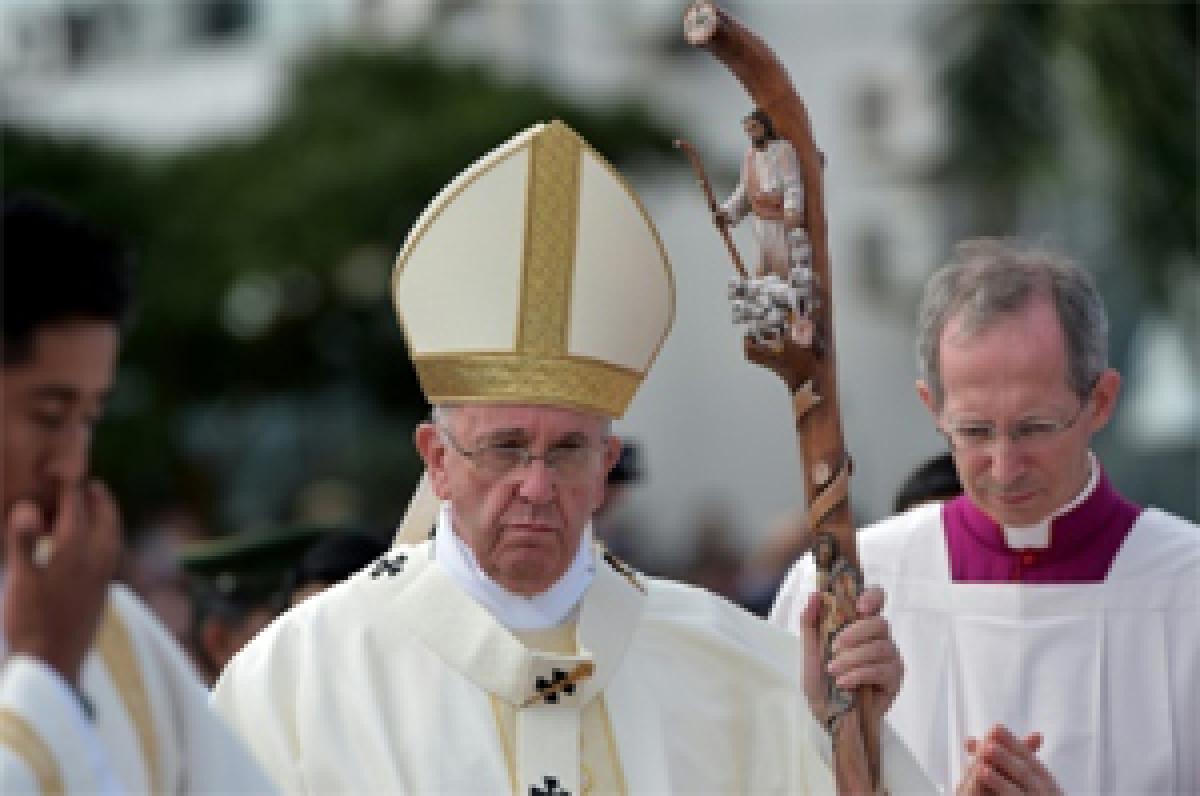 Pope slams consumerism at mass in poor Bolivia