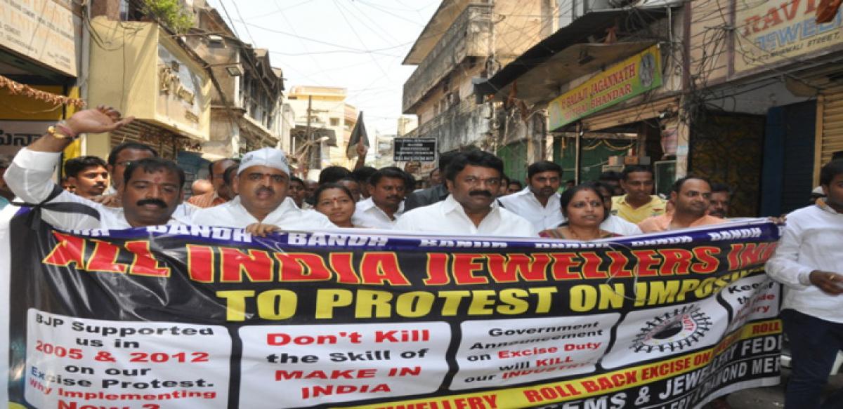 Commercial Taxes Minister lends support to jewellers strike