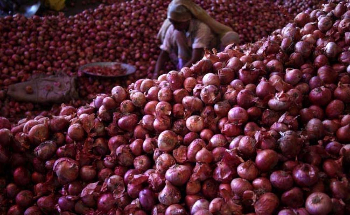 As prices soar, 700 kg of onion stolen from a market in Mumbai