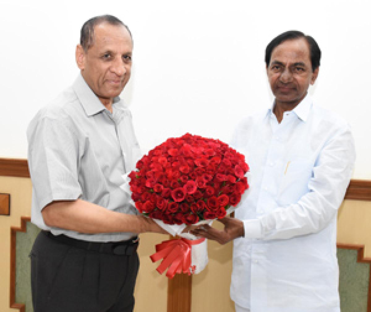 KCR meets Guv, confers on HC, irrigation row