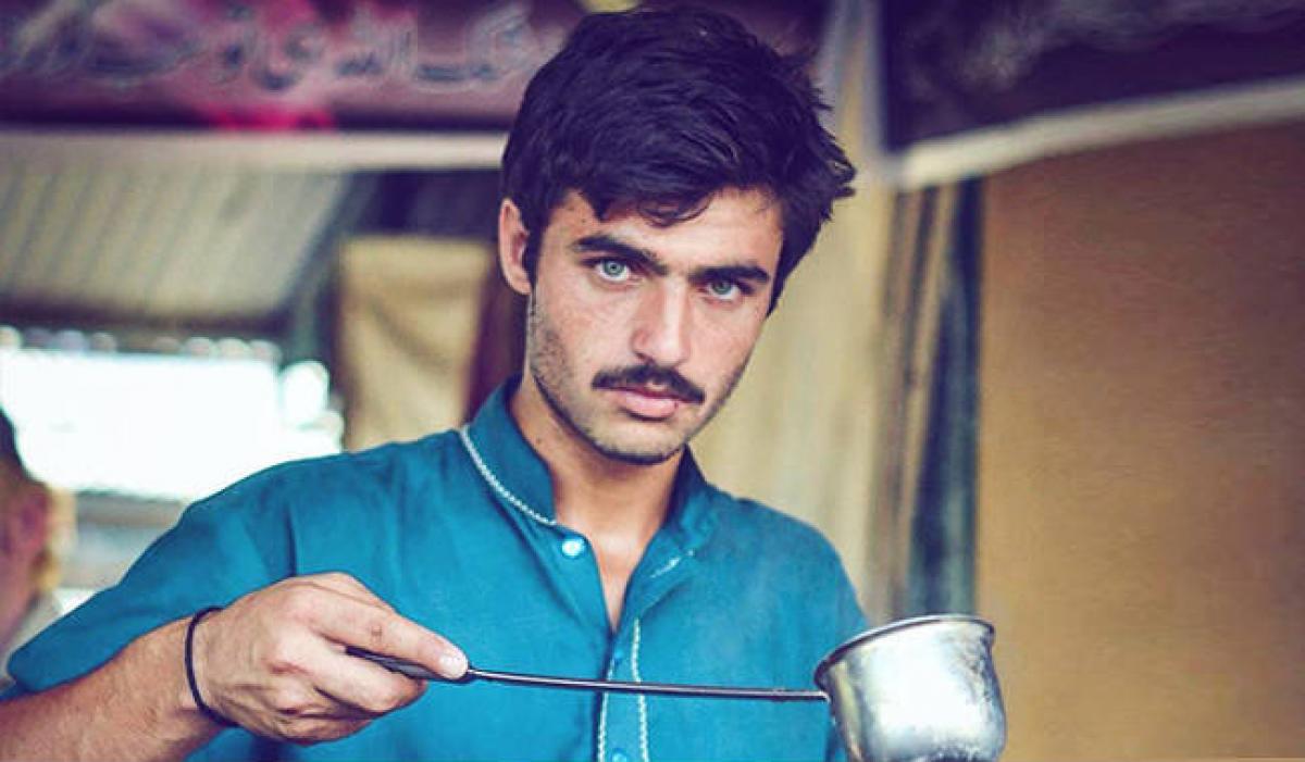 Pakistani tea vendor becomes Internet sensation