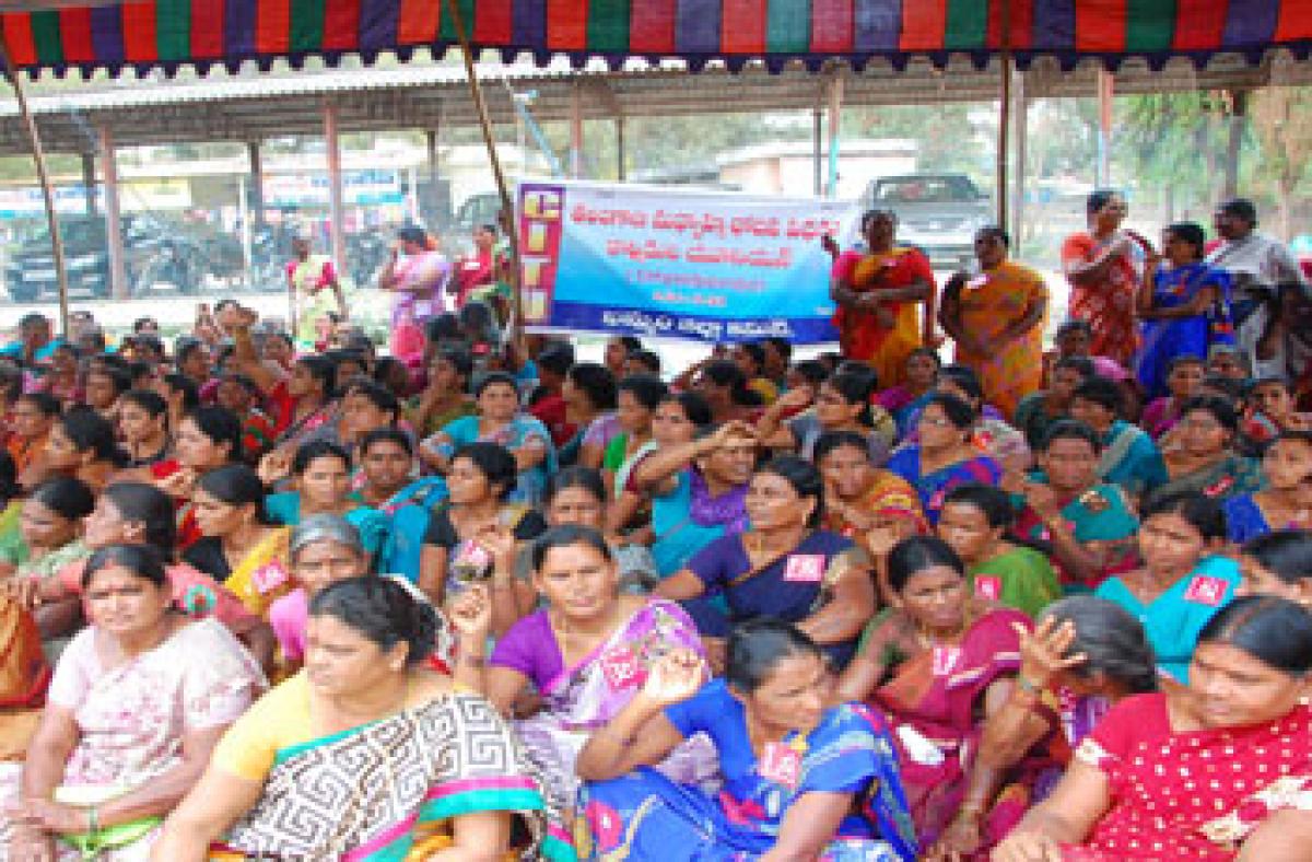 Mid-day meal workers demand payment of pending bills