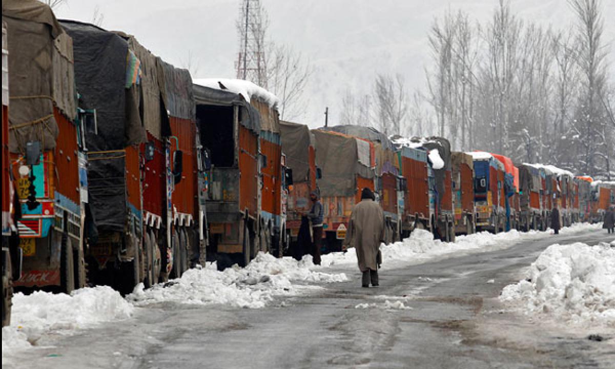 Heavy snowfall closes Jammu-Srinagar highway