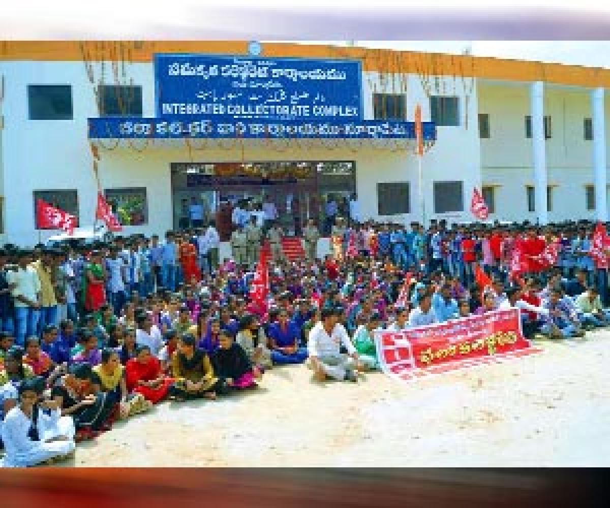 PDSU stages dharna at Collectorate