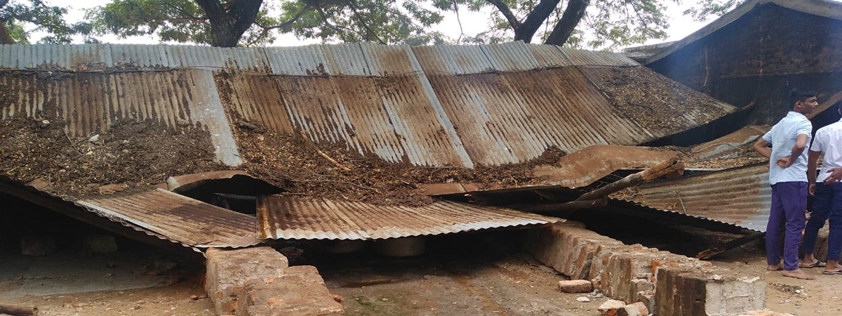 5 hurt as school kitchen collapses