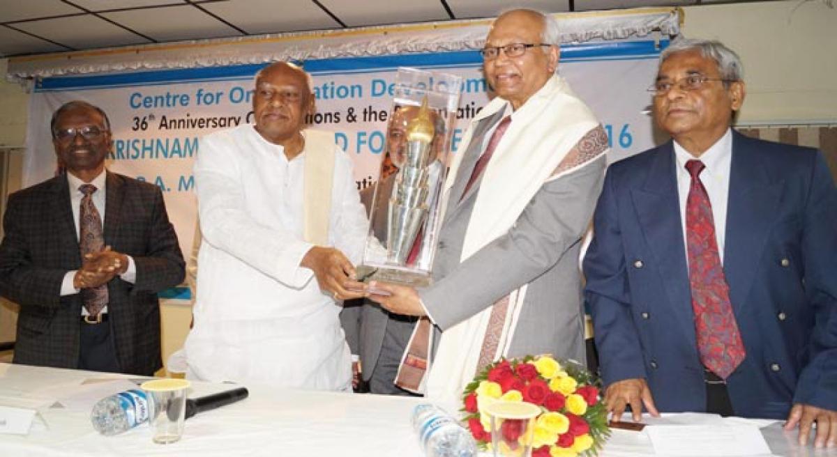 Mashelkar presented Krishnamurthy Award