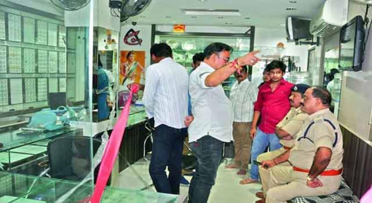 15 lakh gold stolen from jewellery shop