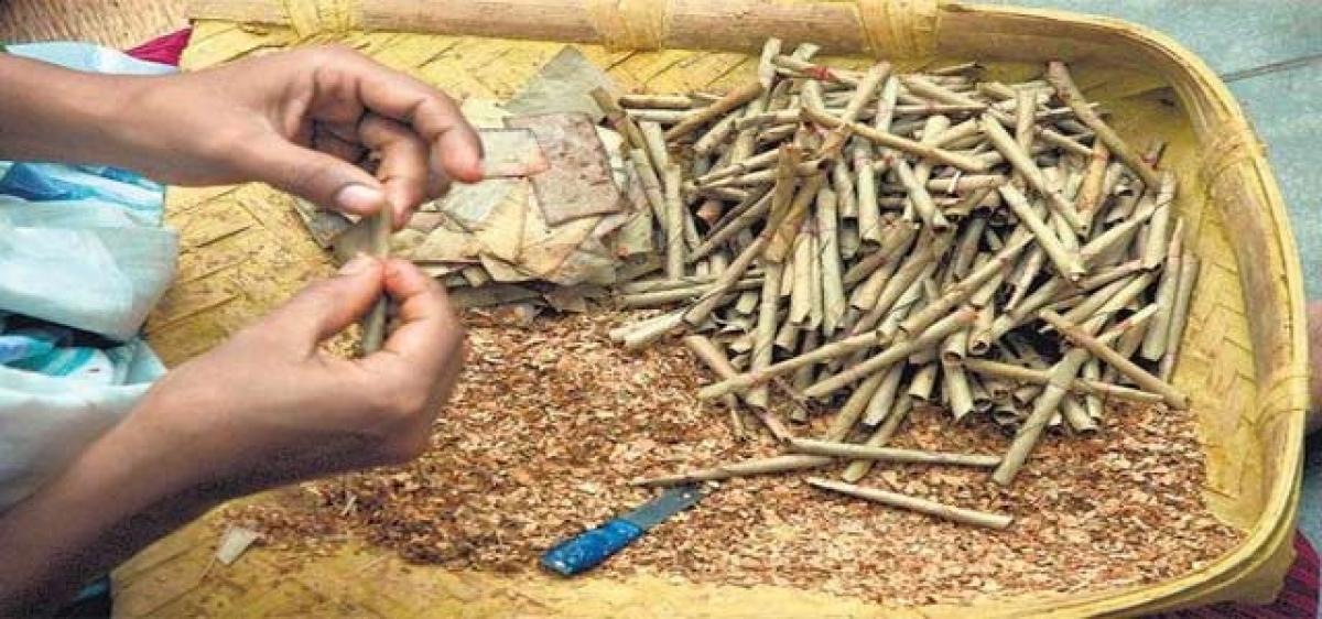 Beedi workers demand cash payments