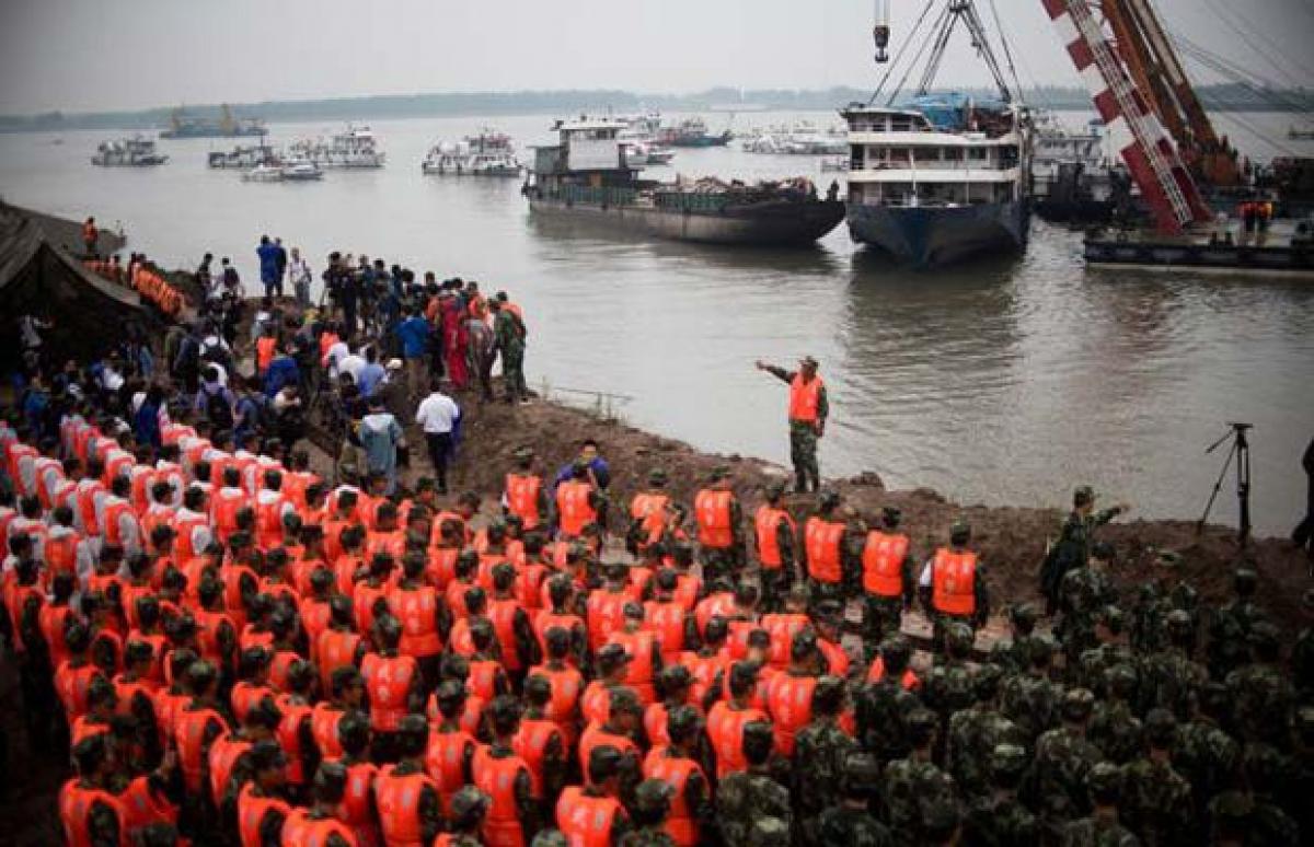 Toll in China ship tragedy rises past 400 as workers remember dead