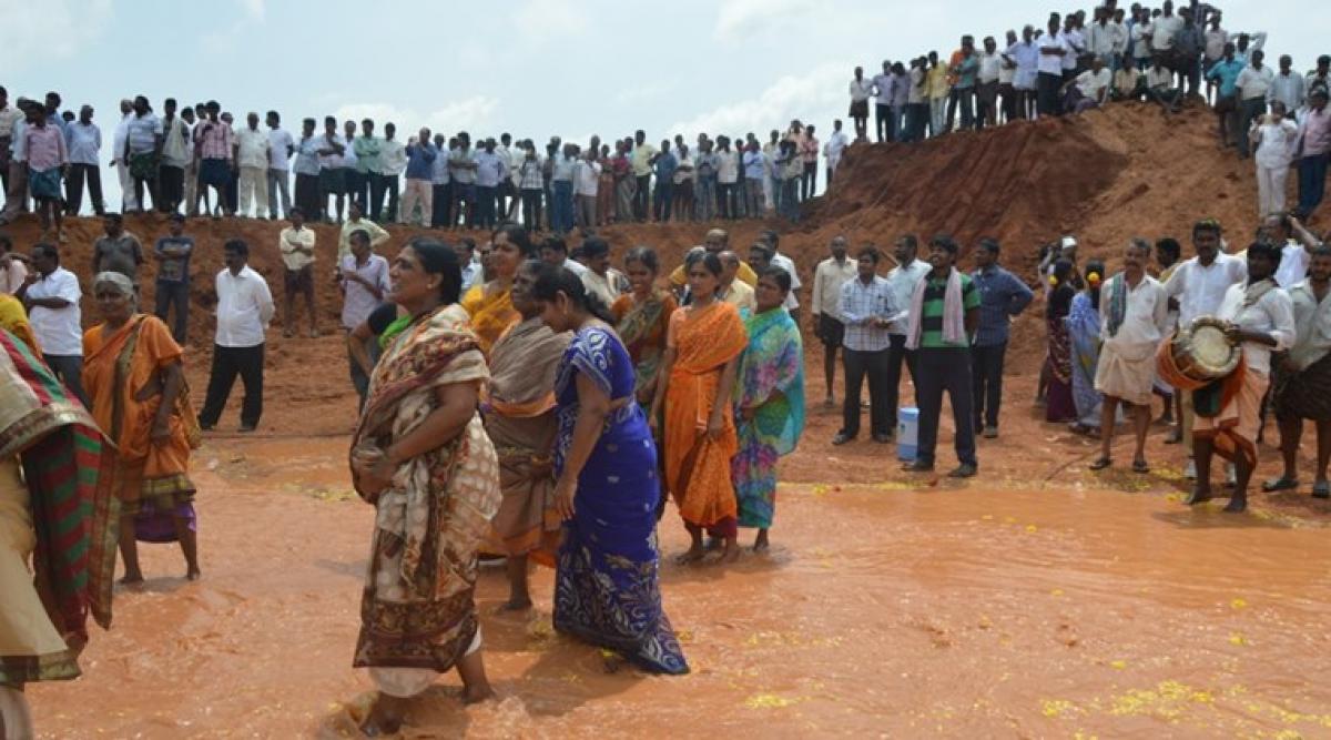 Project interlinking Godavari, Krishna rivers in Andhra commissioned