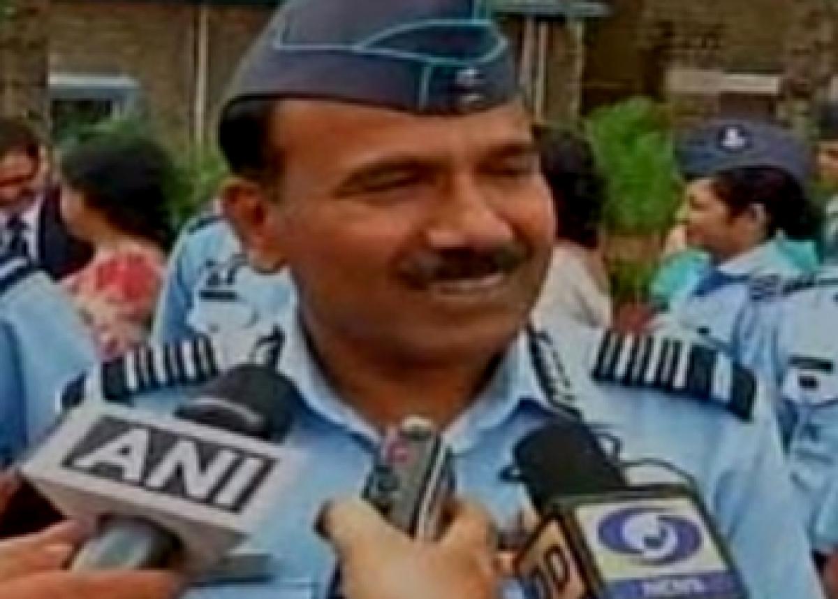 Air Chief Marshal visits Army R & R Hospital to inquire about