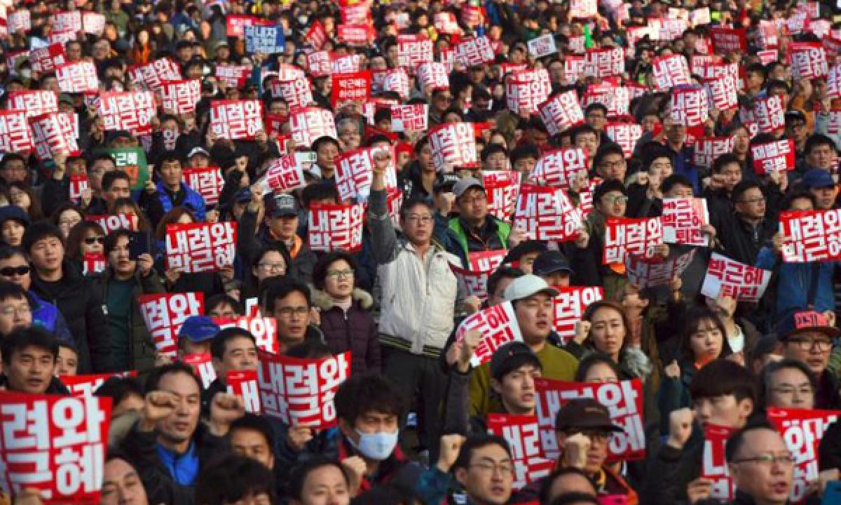 South Koreas President faces mounting calls to step down as a massive rally took place