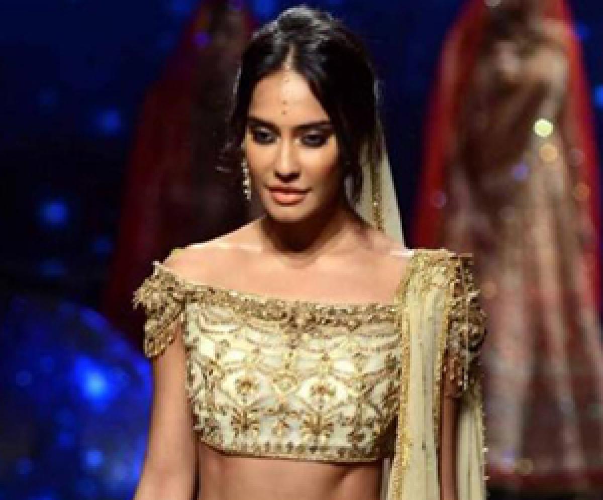 Lisa Haydon dazzles at IBFW for Tarun Tahiliani