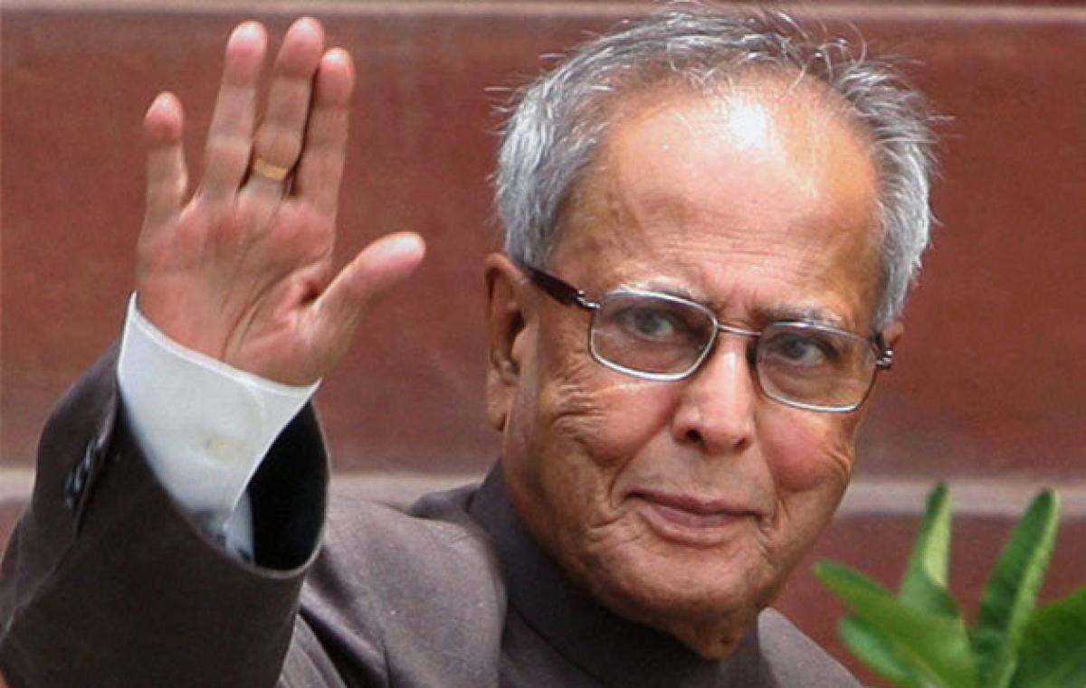 President Pranab Mukherjee arrives in Hyderabad