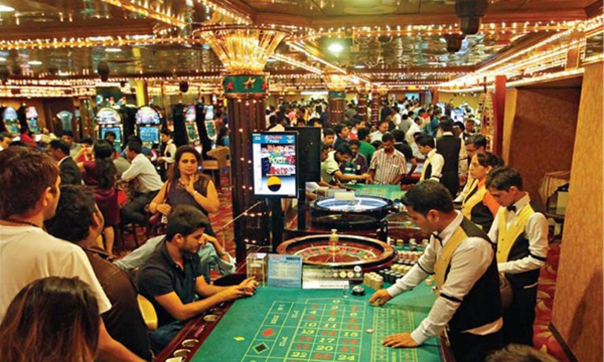 Delhi police raids an illegal casino, Eight held