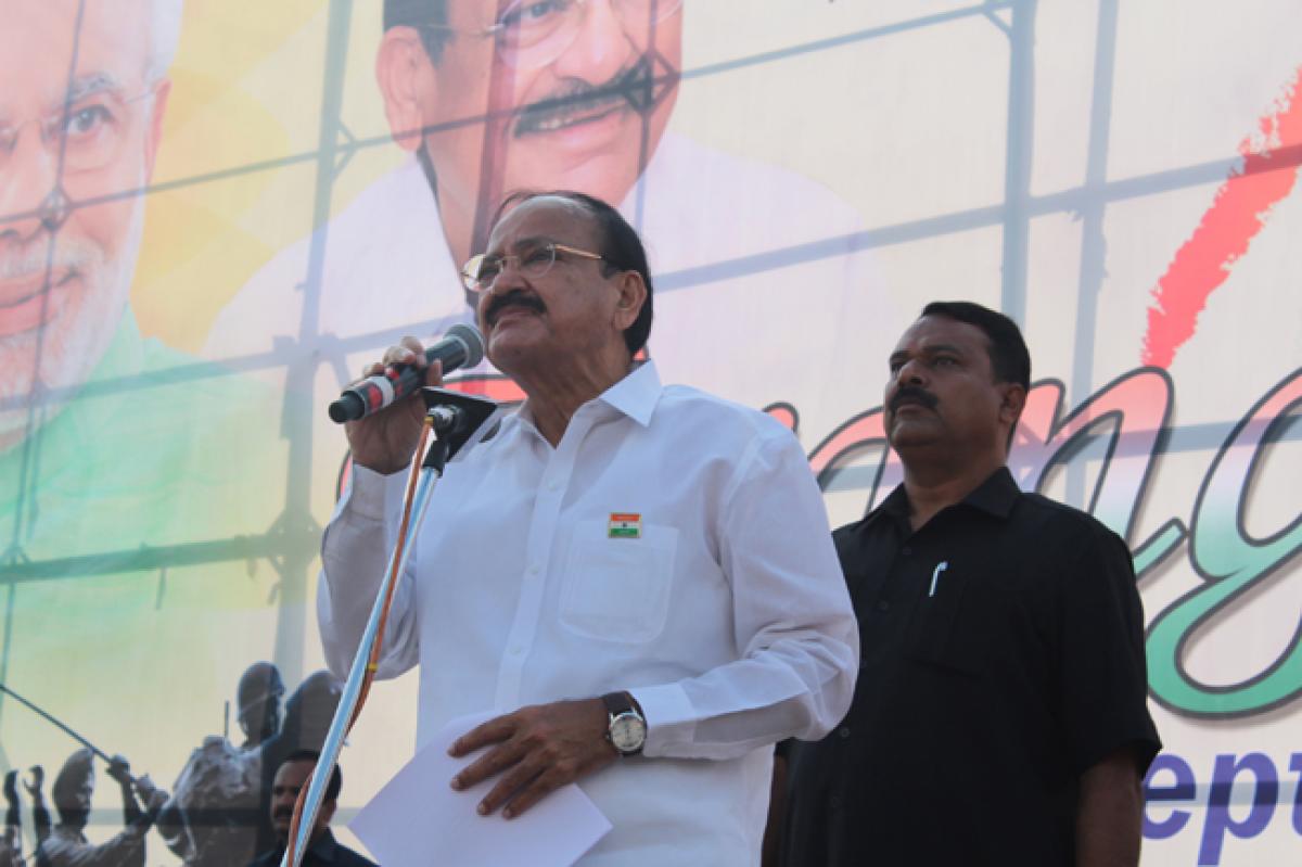 Venkaiah Naidu, Bandaru Dattatraya flag off Tiranga Yatra rally in Hyderabad