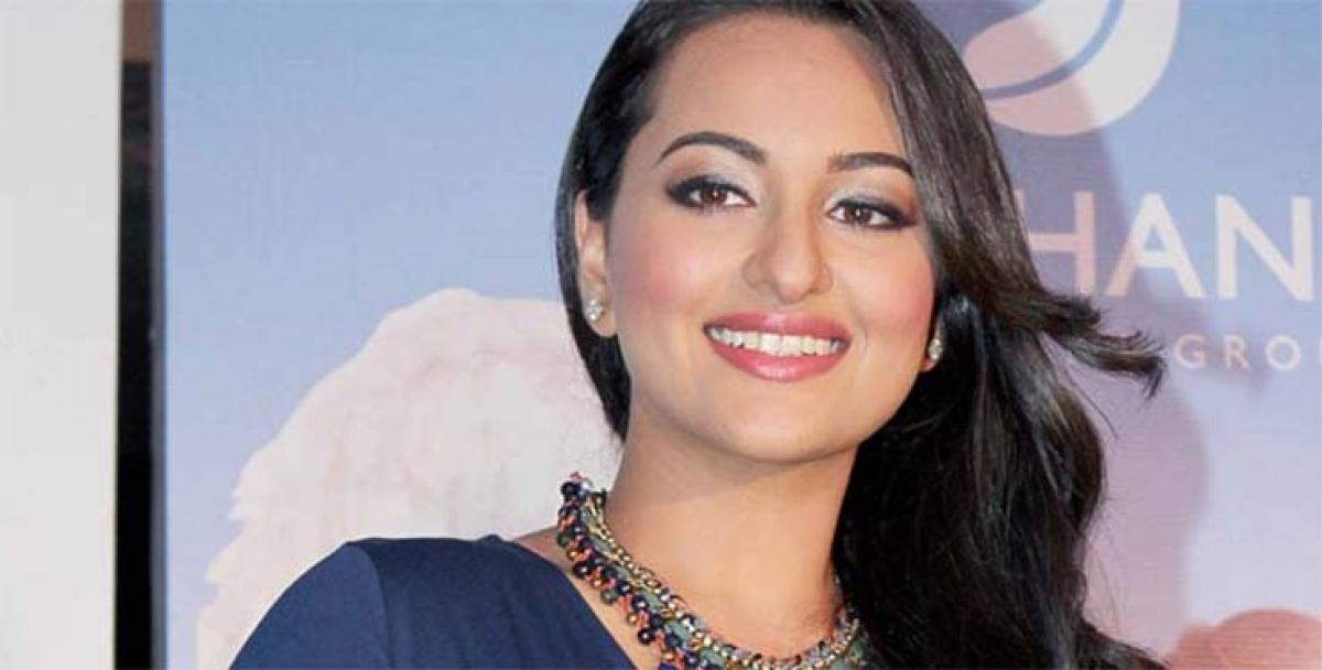 Sonakshi Sinha travels first time in Mumbai local after college