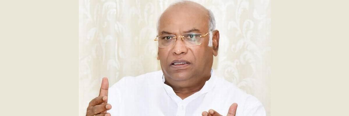 Govt misled SC, gave wrong facts about CAG report on Rafale deal: Kharge