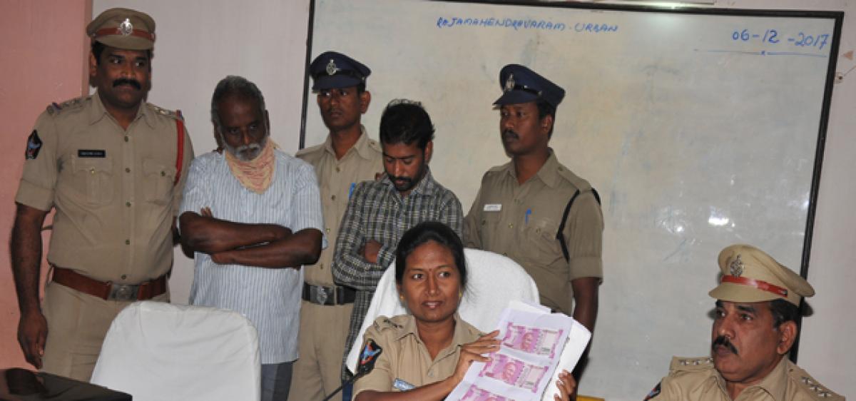 Fake notes worth 26.18 lakh seized; 2-member gang held