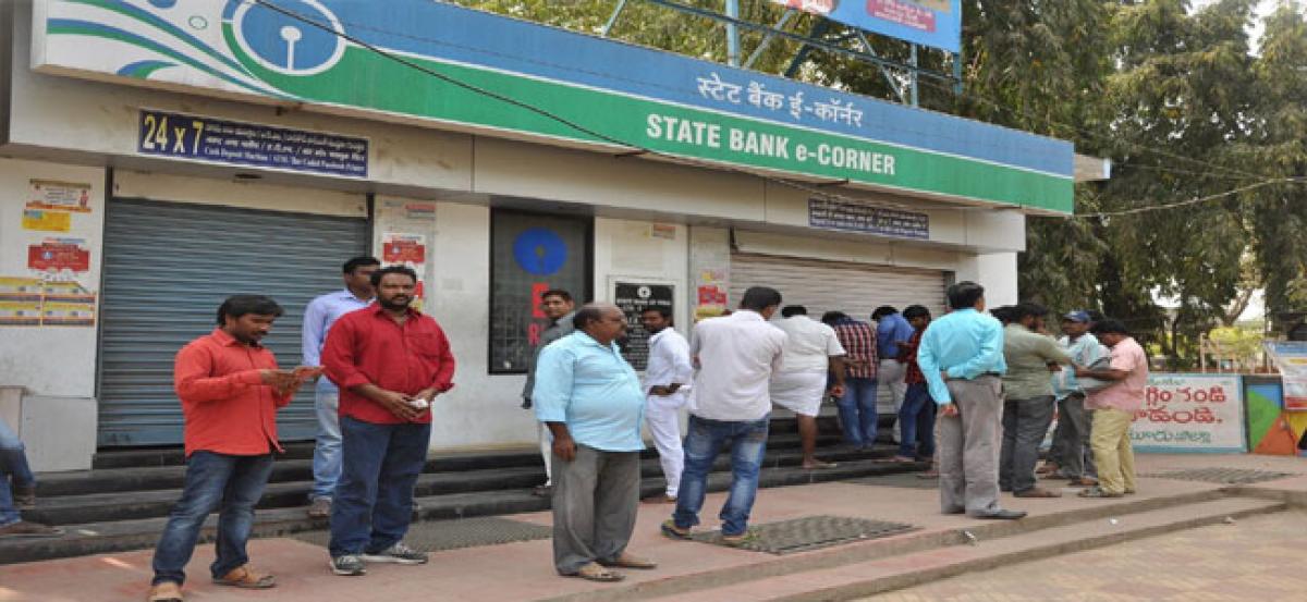 Customers worry over cash shortage in banks