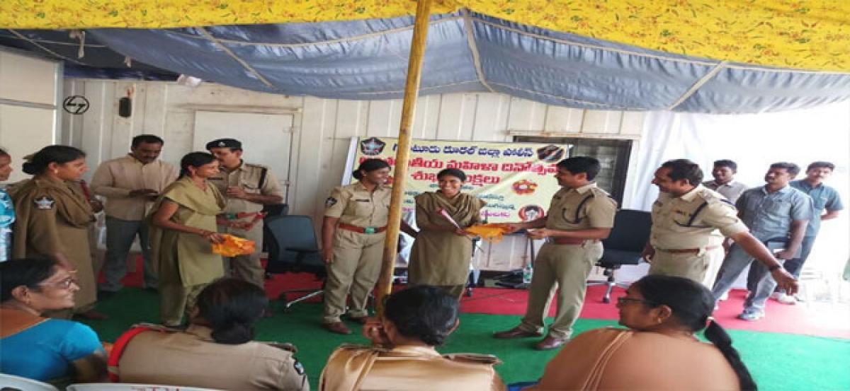 Rural SP distributes gifts to women